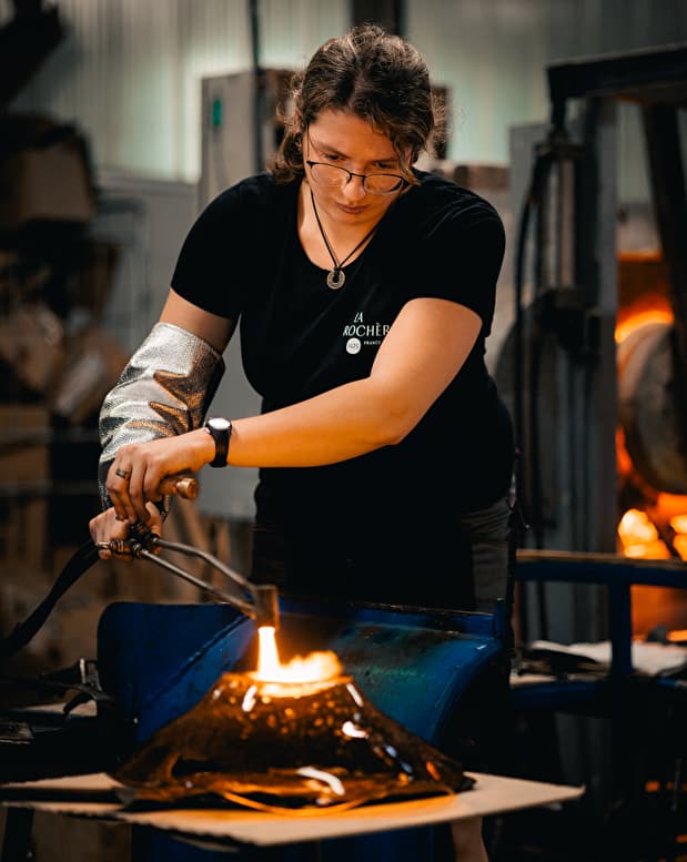Artisan au travail dans son atelier